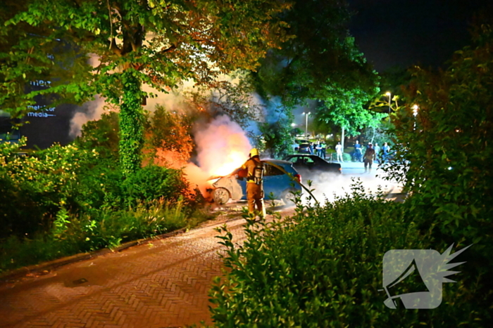 Voertuig in vlammen opgegaan