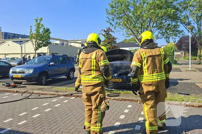 Brandweer blust voertuigbrand