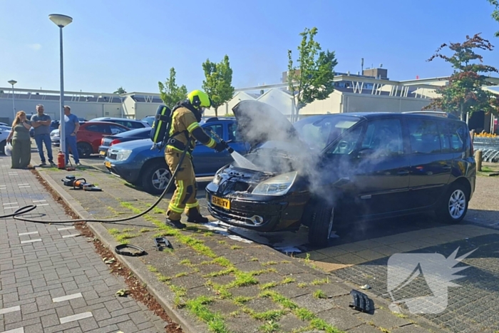Brandweer blust voertuigbrand