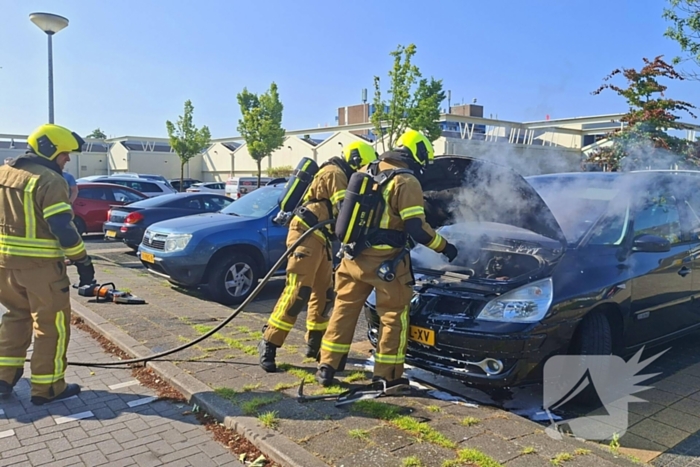 Brandweer blust voertuigbrand
