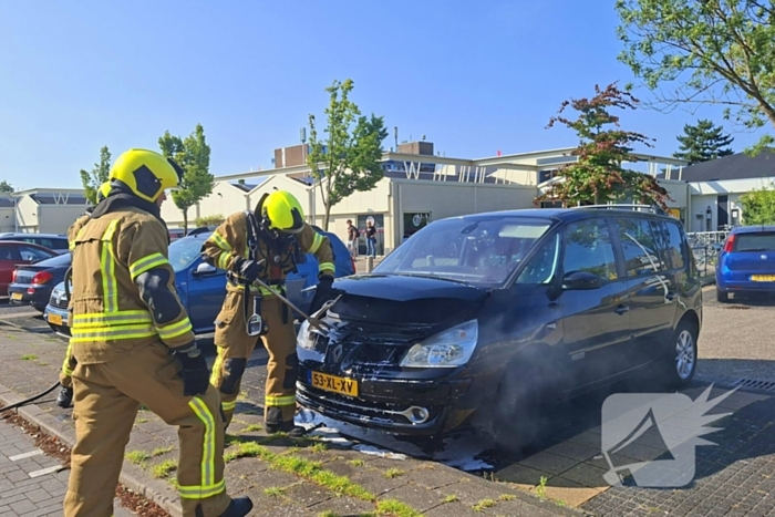 Brandweer blust voertuigbrand