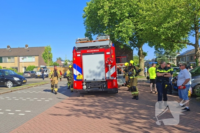 Brandweer blust voertuigbrand