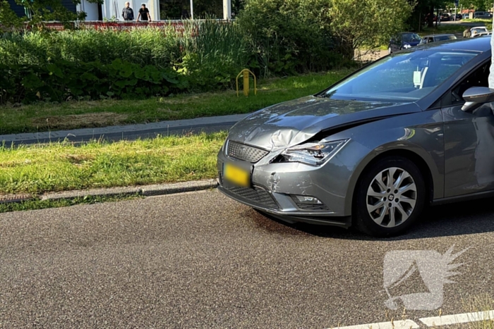 Auto's botsen bij kruising
