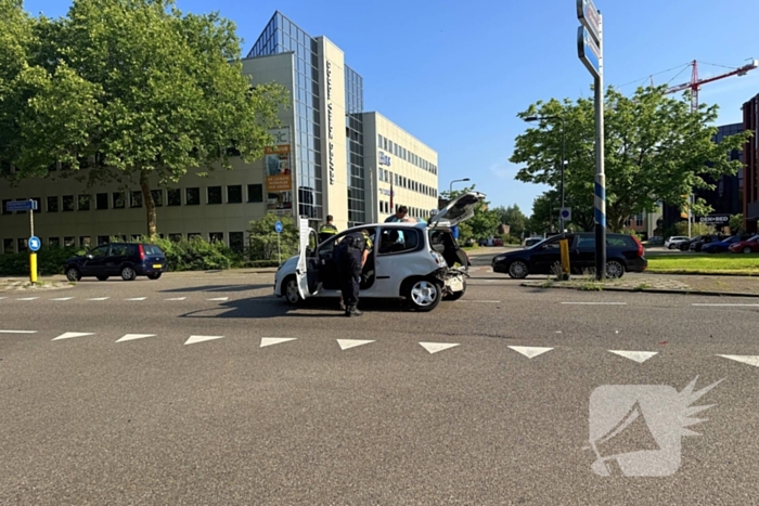 Auto's botsen bij kruising