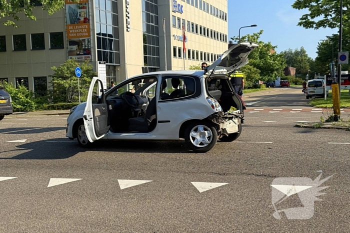 Auto's botsen bij kruising
