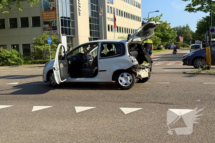 Auto's botsen bij kruising