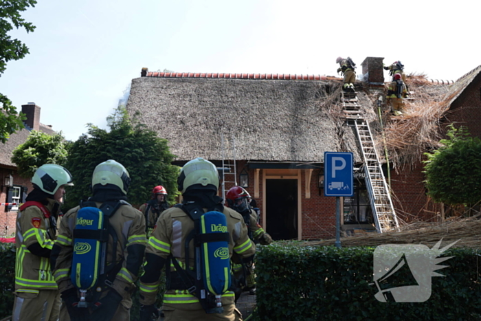 Brand in rieten dak van woning