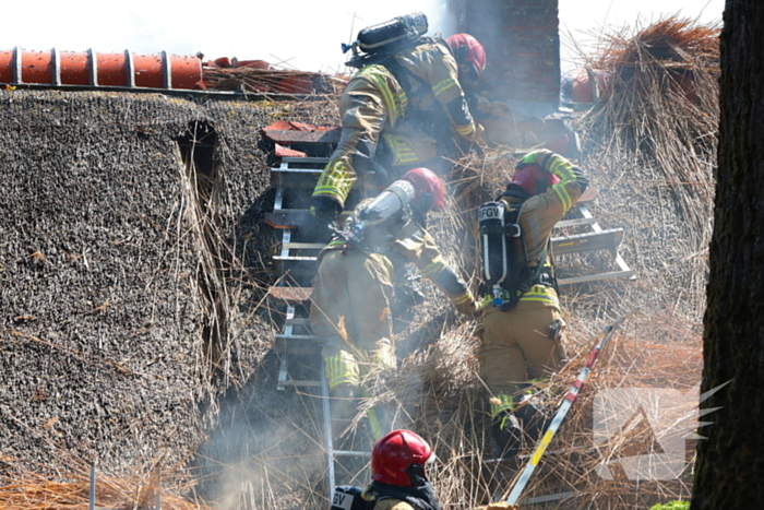 Brand in rieten dak van woning