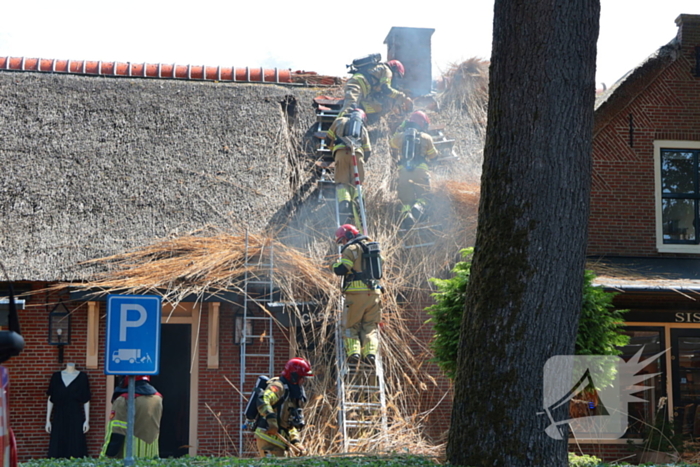 Brand in rieten dak van woning