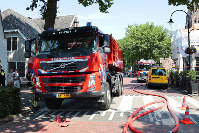 Brand in rieten dak van woning