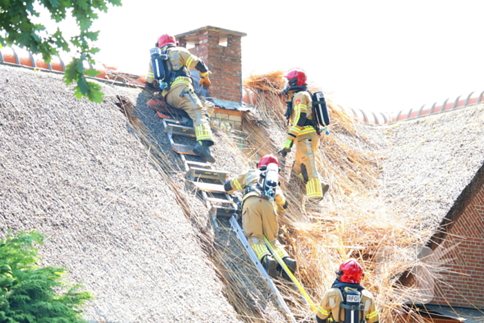 Brand in rieten dak van woning