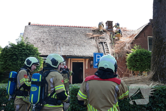 Brand in rieten dak van woning