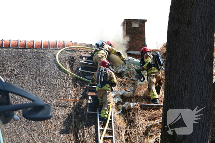 Brand in rieten dak van woning