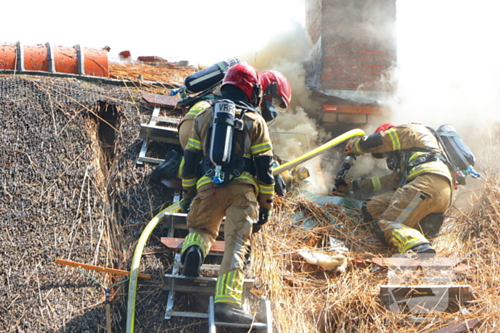 Brand in rieten dak van woning