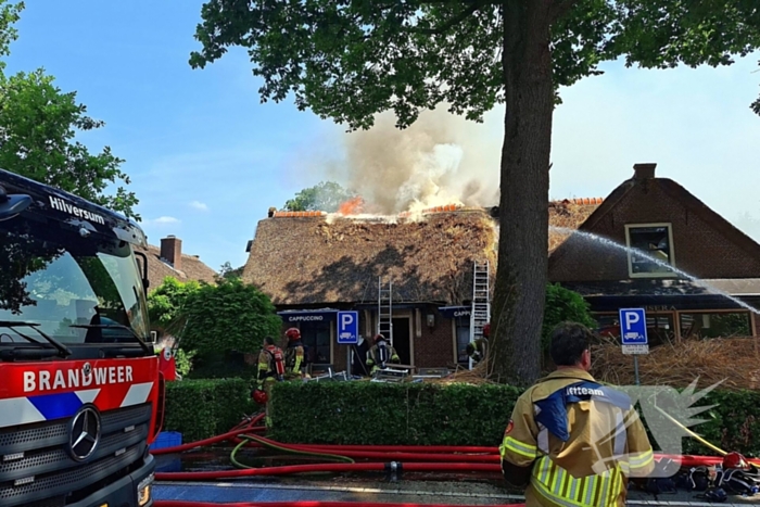 Brand in rieten dak van woning