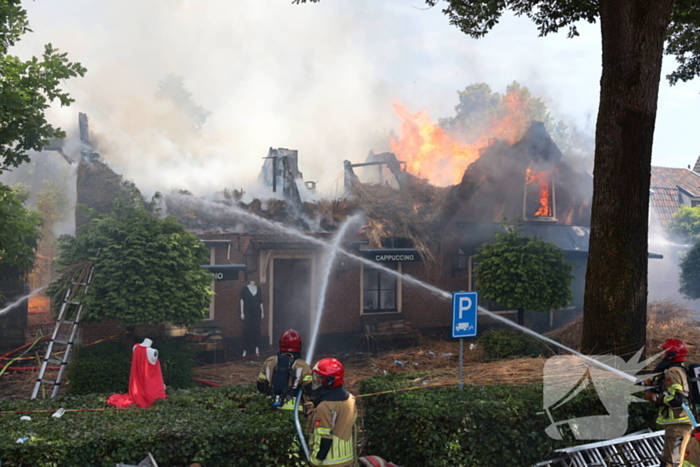 Brand in rieten dak van woning