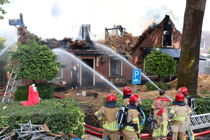 Brand in rieten dak van woning
