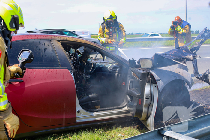 Maserati brandt volledig uit op snelweg