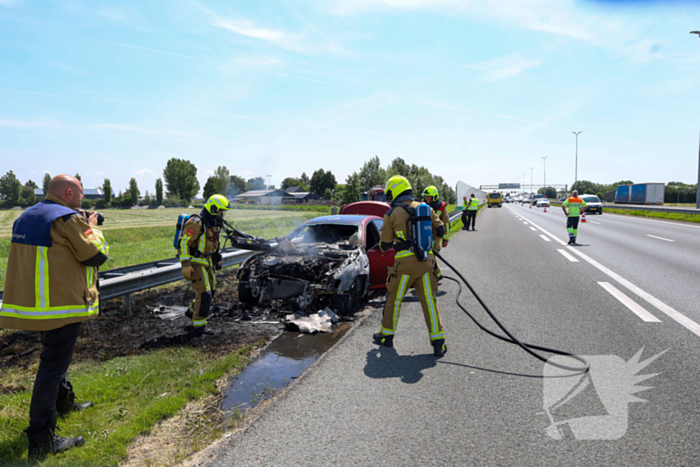 Maserati brandt volledig uit op snelweg