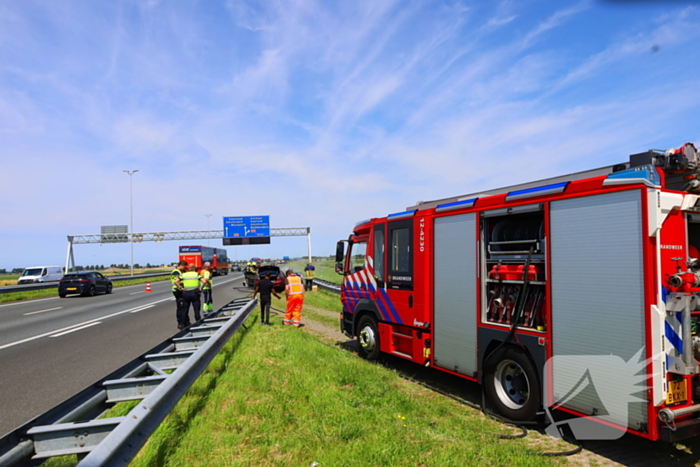 Maserati brandt volledig uit op snelweg