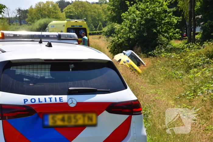 Politie helpt vrouw uit auto