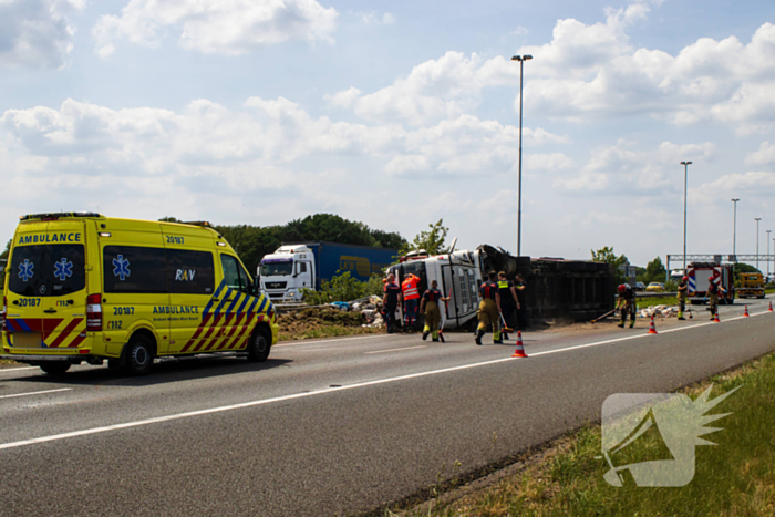 Vrachtwagen kantelt en vangrail beschadigd