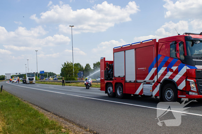 Vrachtwagen kantelt en vangrail beschadigd