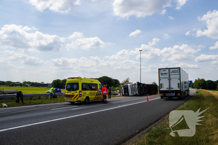 Vrachtwagen kantelt en vangrail beschadigd