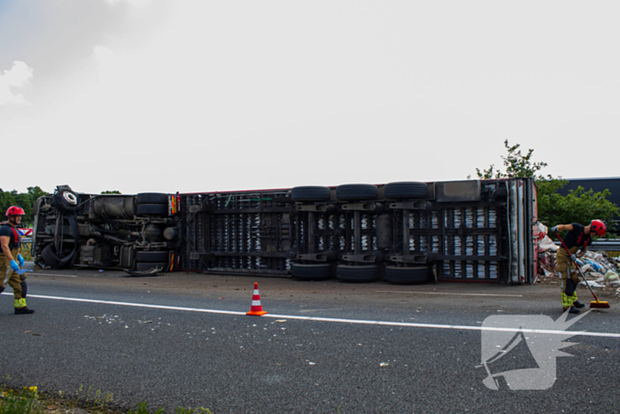 Vrachtwagen kantelt en vangrail beschadigd