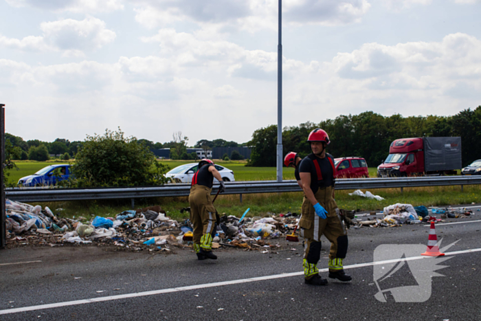 Vrachtwagen kantelt en vangrail beschadigd