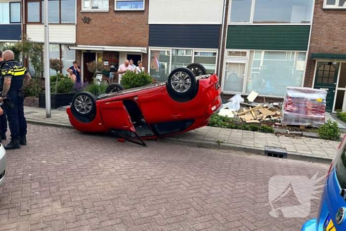 Auto belandt op de kop bij ongeval