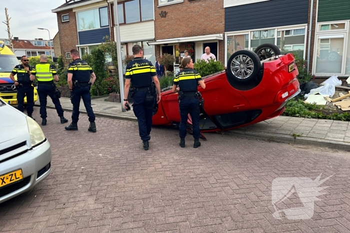 Auto belandt op de kop bij ongeval