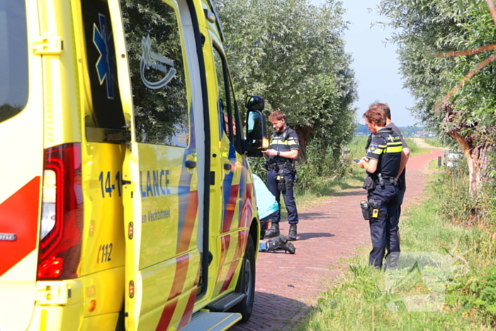 Fietser hard ten val op fietspad