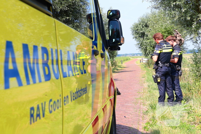 Fietser hard ten val op fietspad
