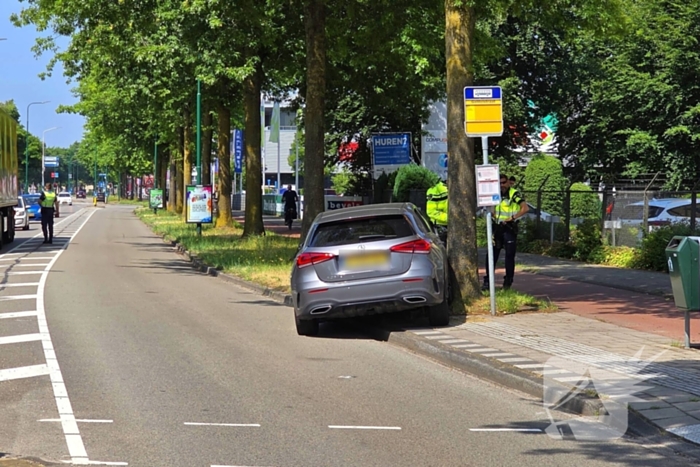 Automobilist botst op boom met letsel als gevolg