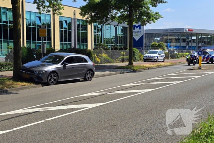 Automobilist botst op boom met letsel als gevolg