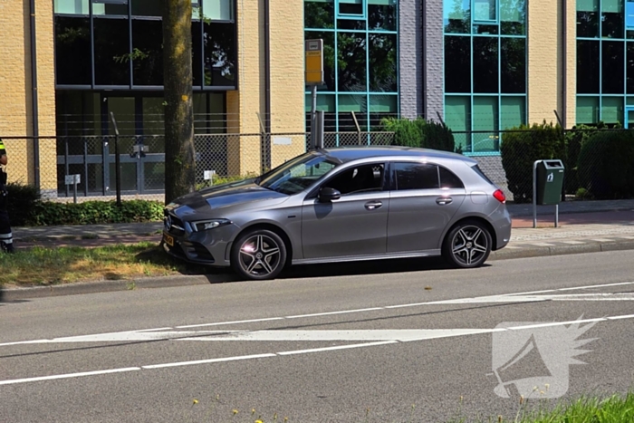 Automobilist botst op boom met letsel als gevolg