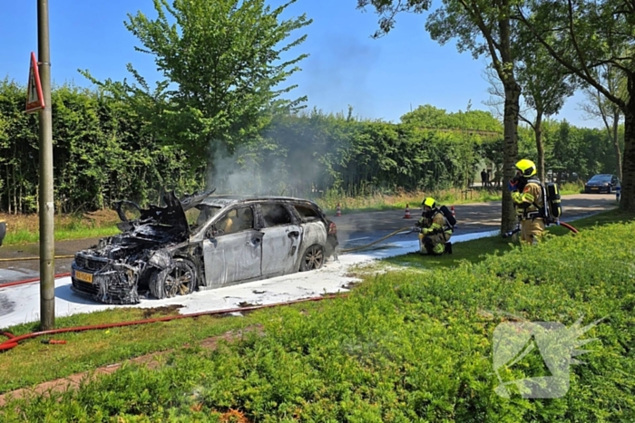 Brandweer dooft vlammenzee in auto