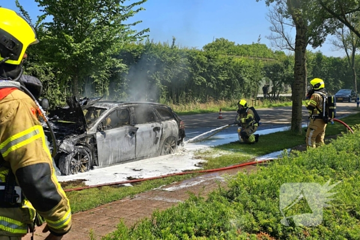 Brandweer dooft vlammenzee in auto