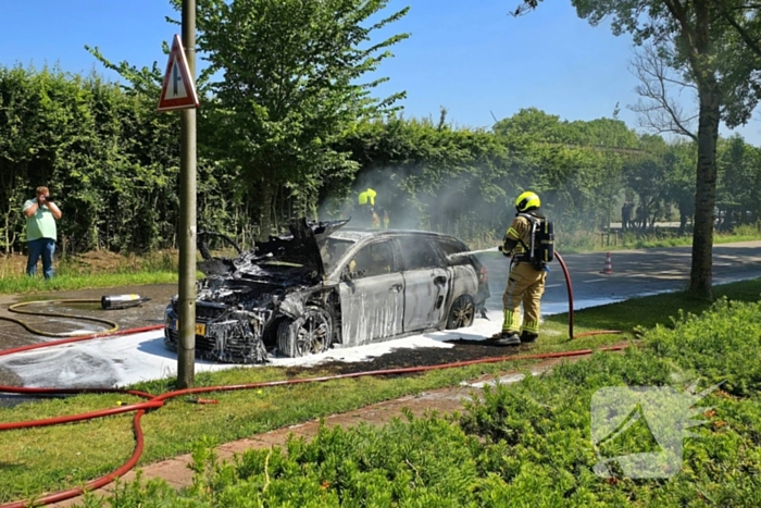 Brandweer dooft vlammenzee in auto