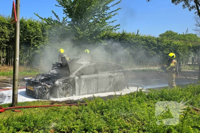 Brandweer dooft vlammenzee in auto