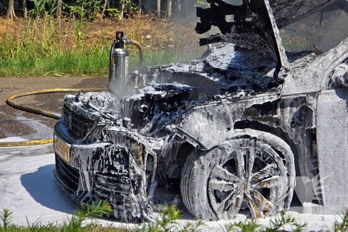 Brandweer dooft vlammenzee in auto