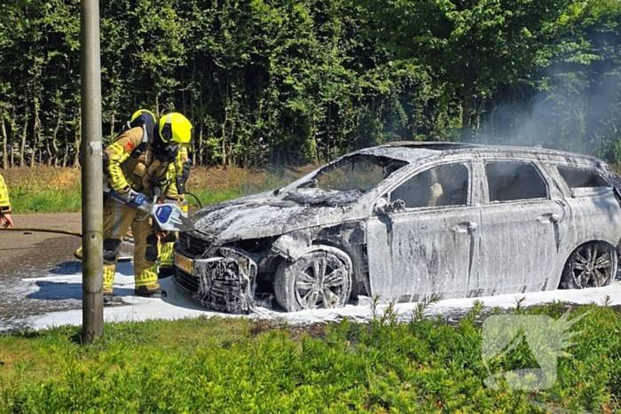 Brandweer dooft vlammenzee in auto