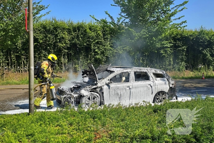 Brandweer dooft vlammenzee in auto