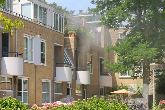 Woningbrand snel geblust met ambulance inzet