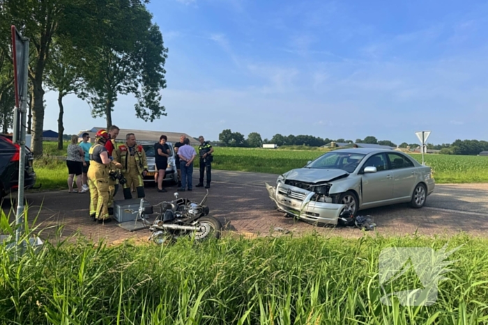 Motorrijder gewond na aanrijding met auto