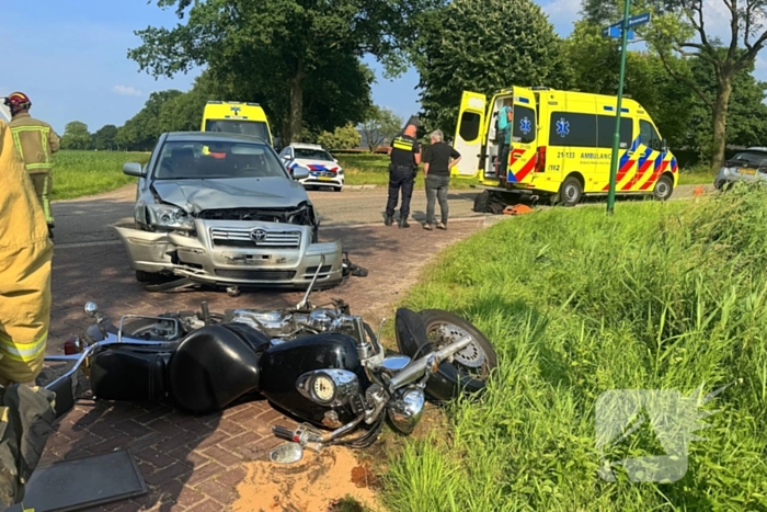 Motorrijder gewond na aanrijding met auto