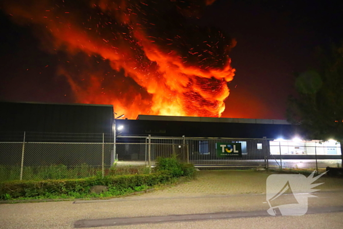 Vlammenzee op industrieterrein