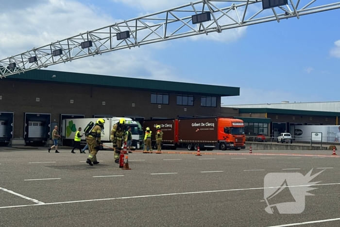 Accu van pallettruck valt om in oplegger