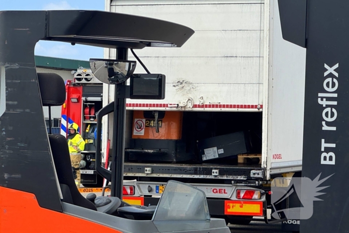 Accu van pallettruck valt om in oplegger